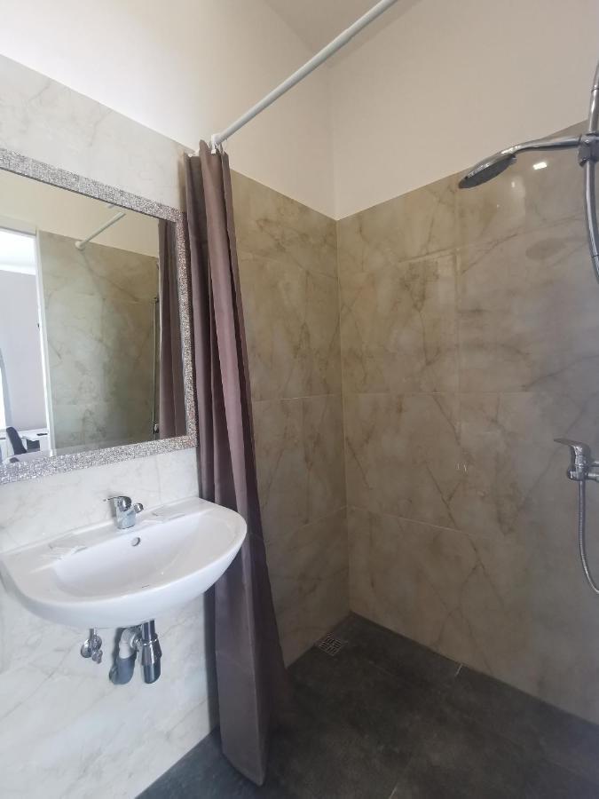 Central Hotel With Free Parking Riga Exterior photo